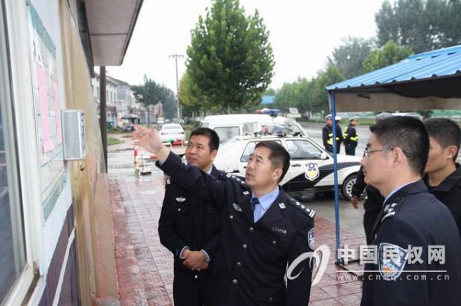 县公安局长谭振起赴基层督导“一村一警”工作