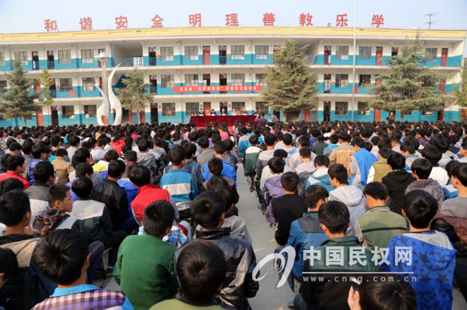 县关工委在中小学校举行“法律进校园”报告会