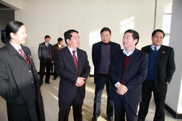 省高院副院长孙振民到我县检查审判大楼建设情况
