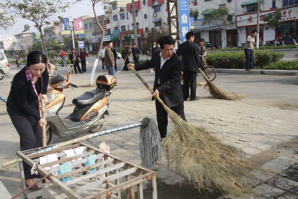 县政府领导察看市容整治情况并参加义务劳动打扫街道