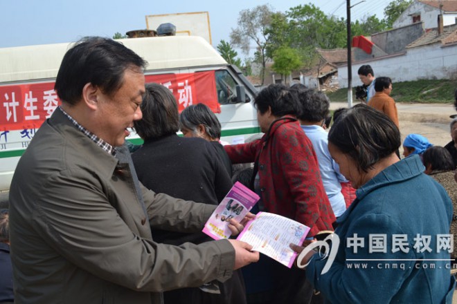 县人口计生委践行党的群众路线送医上门服务群众