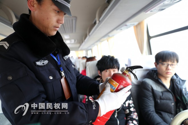 2015年春运拉开序幕  交警严查车辆保民平安