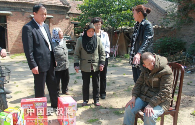 侄媳二十载服侍智障叔公  孝心无价报春晖