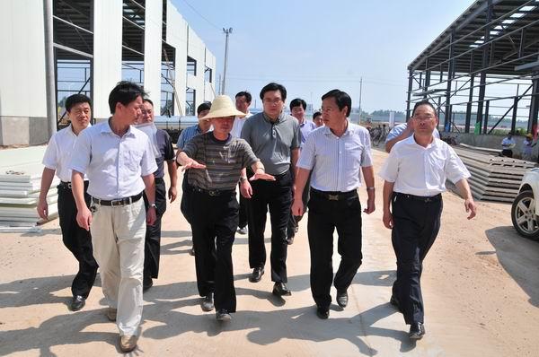 县长姬脉常查看高新区重点项目建设和新型农村社区建设工作