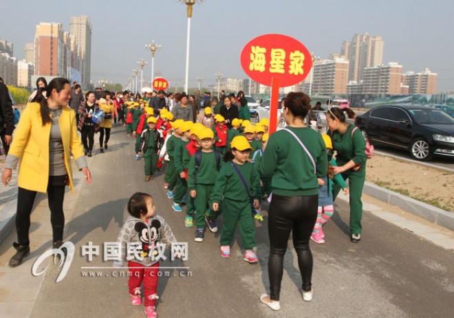民权县东区幼儿园举行亲子踏青活动