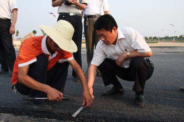 县长王仲田检查我县城市建设工作