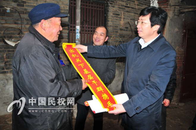 县委常委、组织部长李中军看望慰问联系户、困难党员和大学生村干部