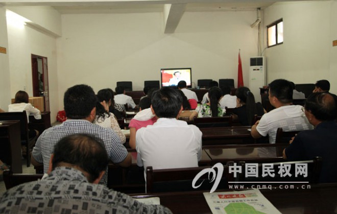 全县党政机关、企事业单位组织收听收看全省党的群众路线教育实践活动报告会