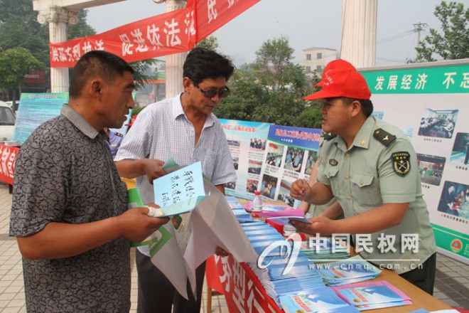 我县举行服务型行政执法宣传月活动