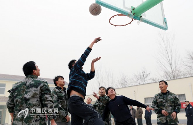 民权农民新时尚 篮球场上过新年