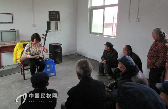 老颜集乡：爱心公益组织冒雨慰问敬老院