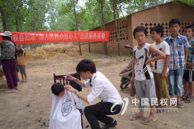 民权县妇联开展做群众贴心人送服务下乡活动