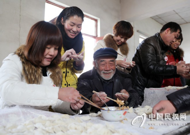 爱心人士献爱心 敬老院里送温情