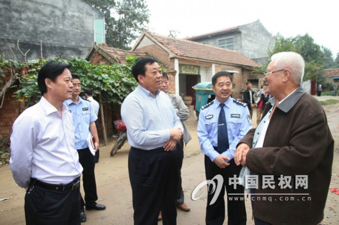 市公安局常务副局长许方军到我县调研“一村一警”工作