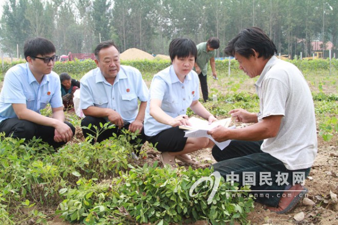 县法院送达法律文书到田间