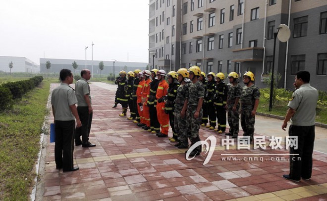 市县消防官兵在南华社区开展消防演练