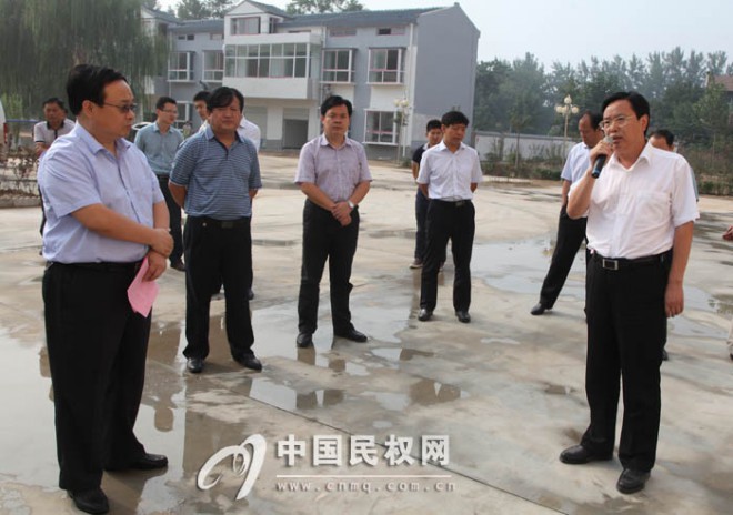副市长张家明一行莅临我县对新型农村社区和“美丽乡村”建设工作进行观摩
