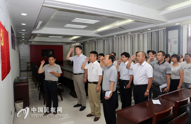 县政府机关举行迎“七一”重温入党誓词活动