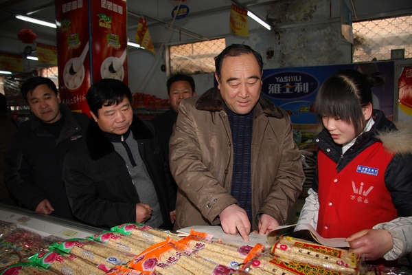 正县长级干部吕志彬检查节日市场