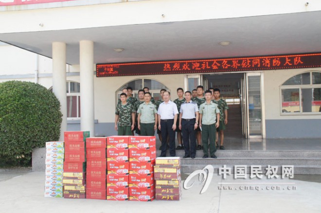 县人民医院慰问消防大队官兵