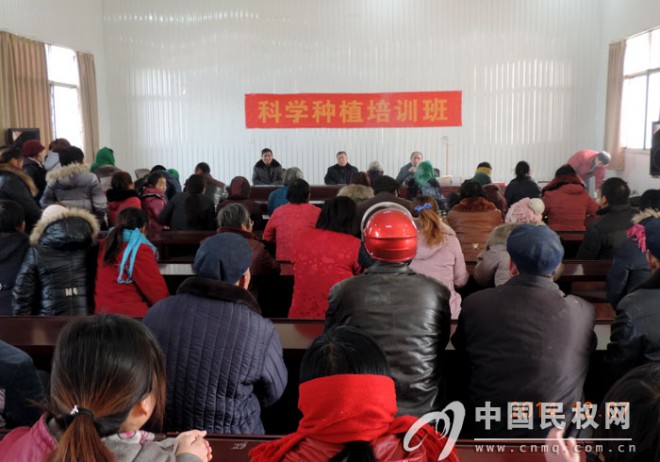 县扶贫办联合神人助公司联合举办小麦冬季管理培训班