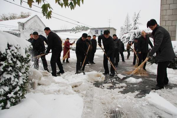 县长王仲田参加打扫积雪活动
