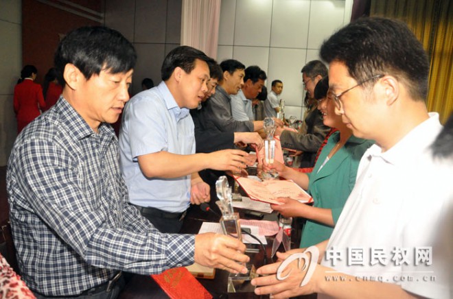 我县召开首届“名师、教学新秀”颁奖大会