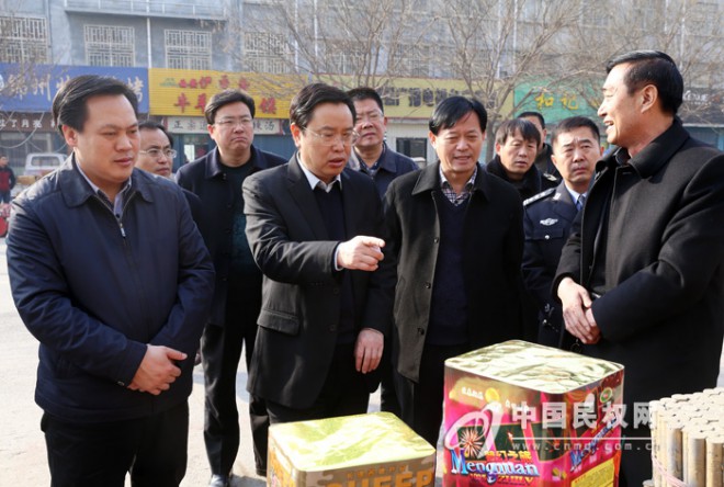 县委书记、县长姬脉常查看节前市场供应和安全生产工作