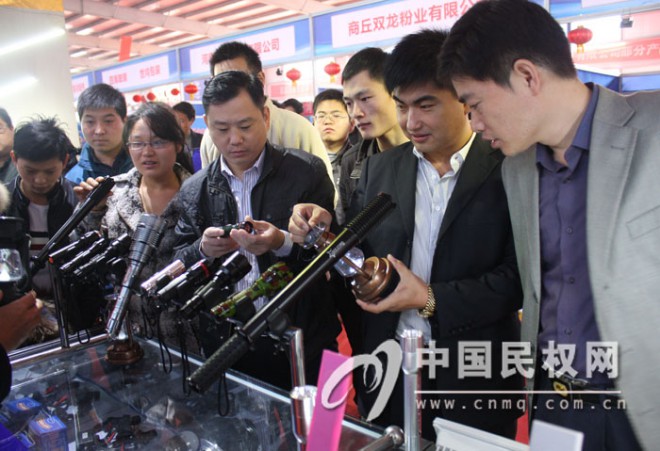 县大学生村干部创业代表团参观学习我县承接产业转移成果展