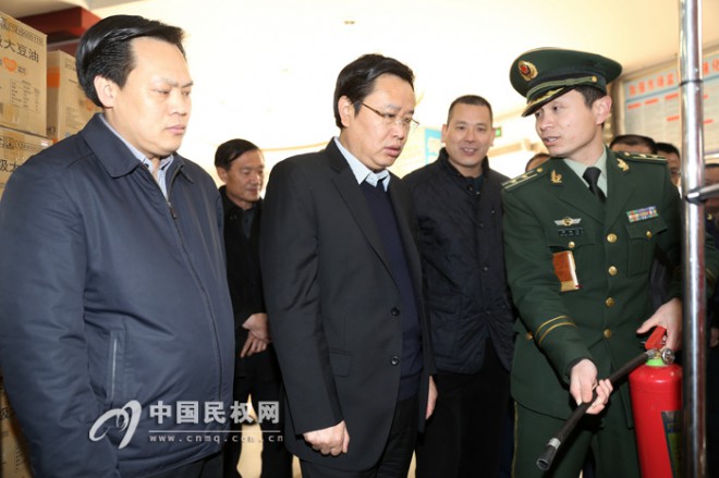 县委书记、县长姬脉常查看节前市场供应和安全生产工作