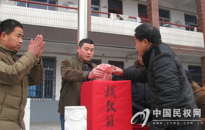 县实验中学全体师生为患病教师募集善款