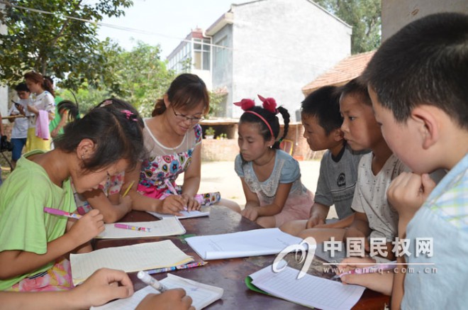 人和镇大学生村干部利用暑假为留守儿童传授知识