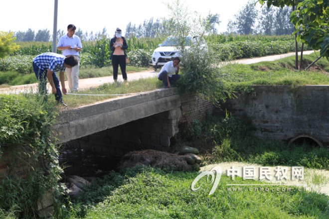 县水利局组织人员查勘测量全县30余座濒危桥梁