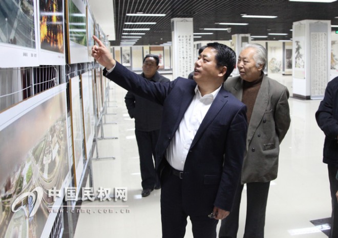 县委书记王仲田参观中国·民权第五届国际庄子文化节书画摄影展