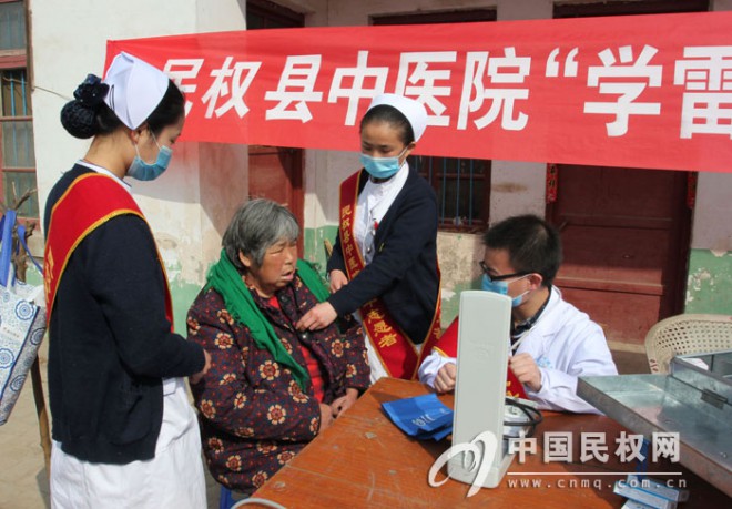 中医院志愿者到敬老院开展学雷锋活动