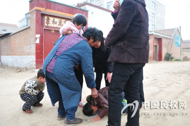 老人勇救落水儿童 家长感恩送锦旗