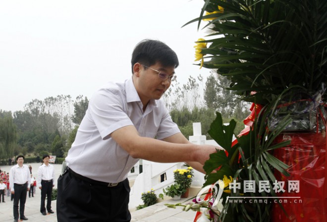 我县举行2015年烈士纪念日公祭活动