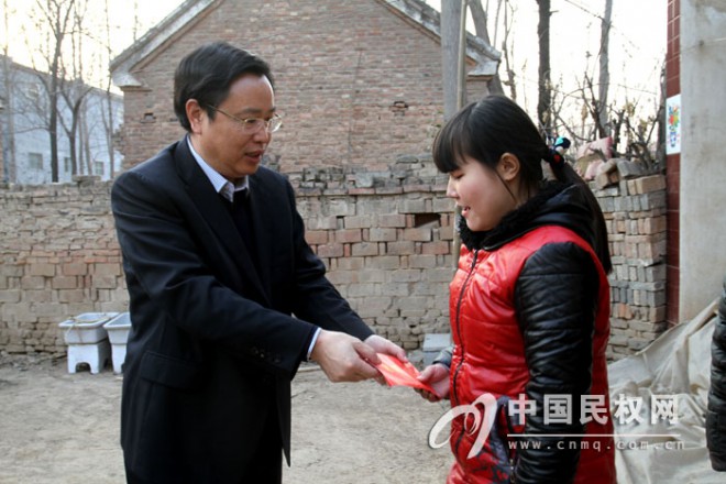 县委书记、县长姬脉常看望慰问“春蕾女童”