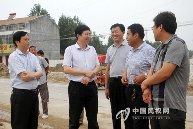 县领导李中军、赵通视察部分城建项目并慰问一线工作人员