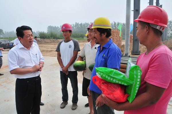县委书记王仲田到达能电器慰问一线建筑工人