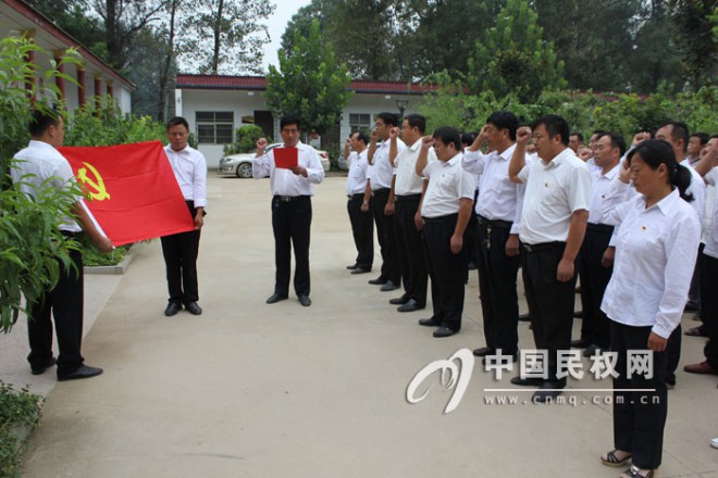 庄子镇举行纪念中国人民抗日战争暨世界反法西斯战争胜利70周年共产党员重温入党誓词活动