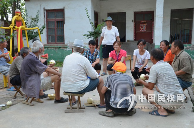 人和镇大学生村干部父亲节到敬老院送温暖