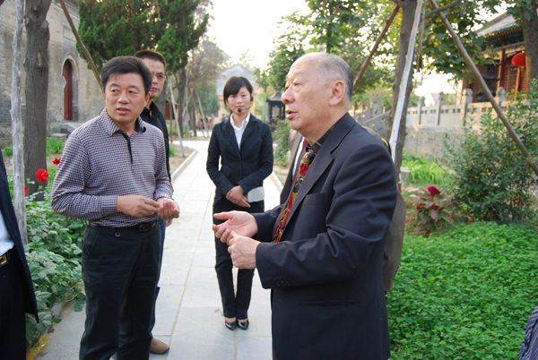 香港中华总商会永远名誉会长叶嘉星到白云寺参观考察