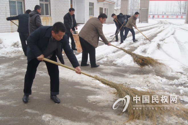 王桥镇提前上班扫雪忙