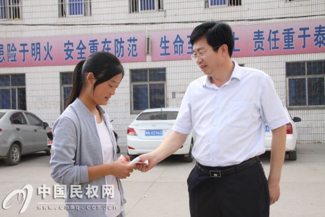 县委常委、组织部长李中军中秋节到联系点走访慰问困难群众