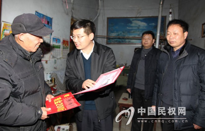 县委副书记张团结慰问道德模范