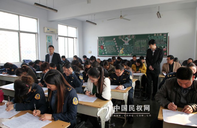我县组织行政执法人员参加2013年度综合法律知识考试