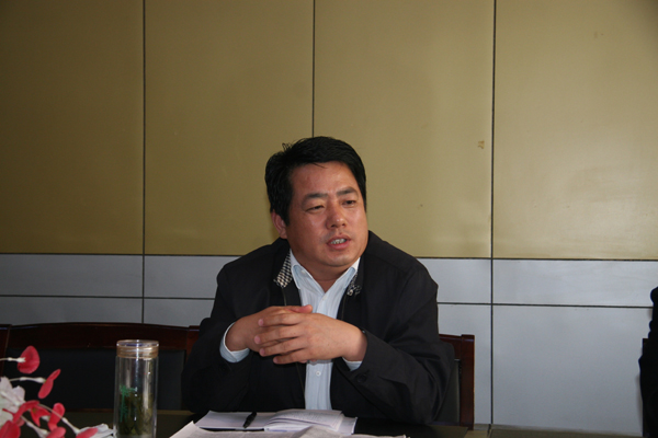 县委中心组集中学习党的十七届四中全会精神