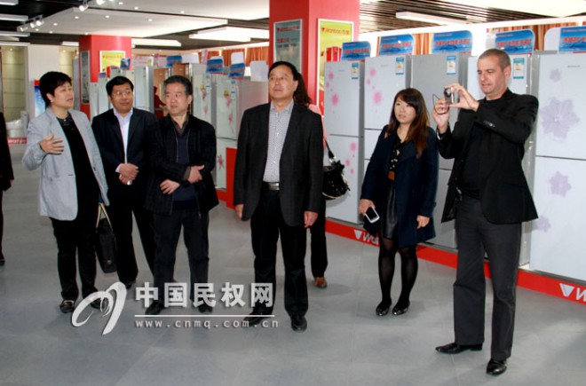 新西兰贸易中心总裁布鲁斯·贝尔一行莅临我县参观考察
