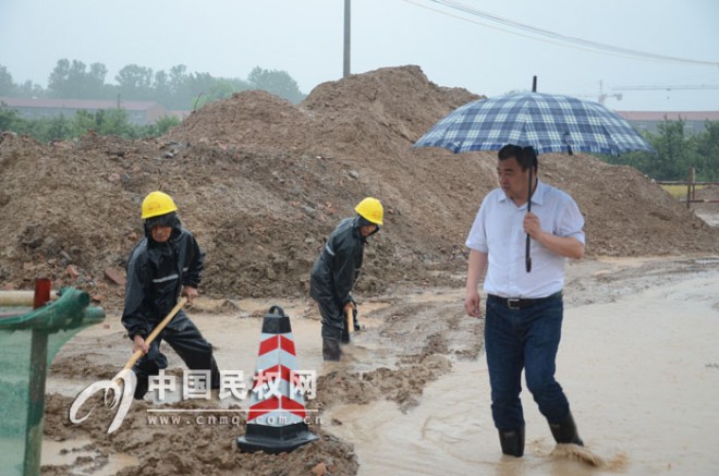 人和镇领导冒雨查看灾情